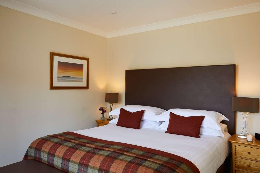 Macdonald Elmers Court Hotel Лимингтън Стая снимка