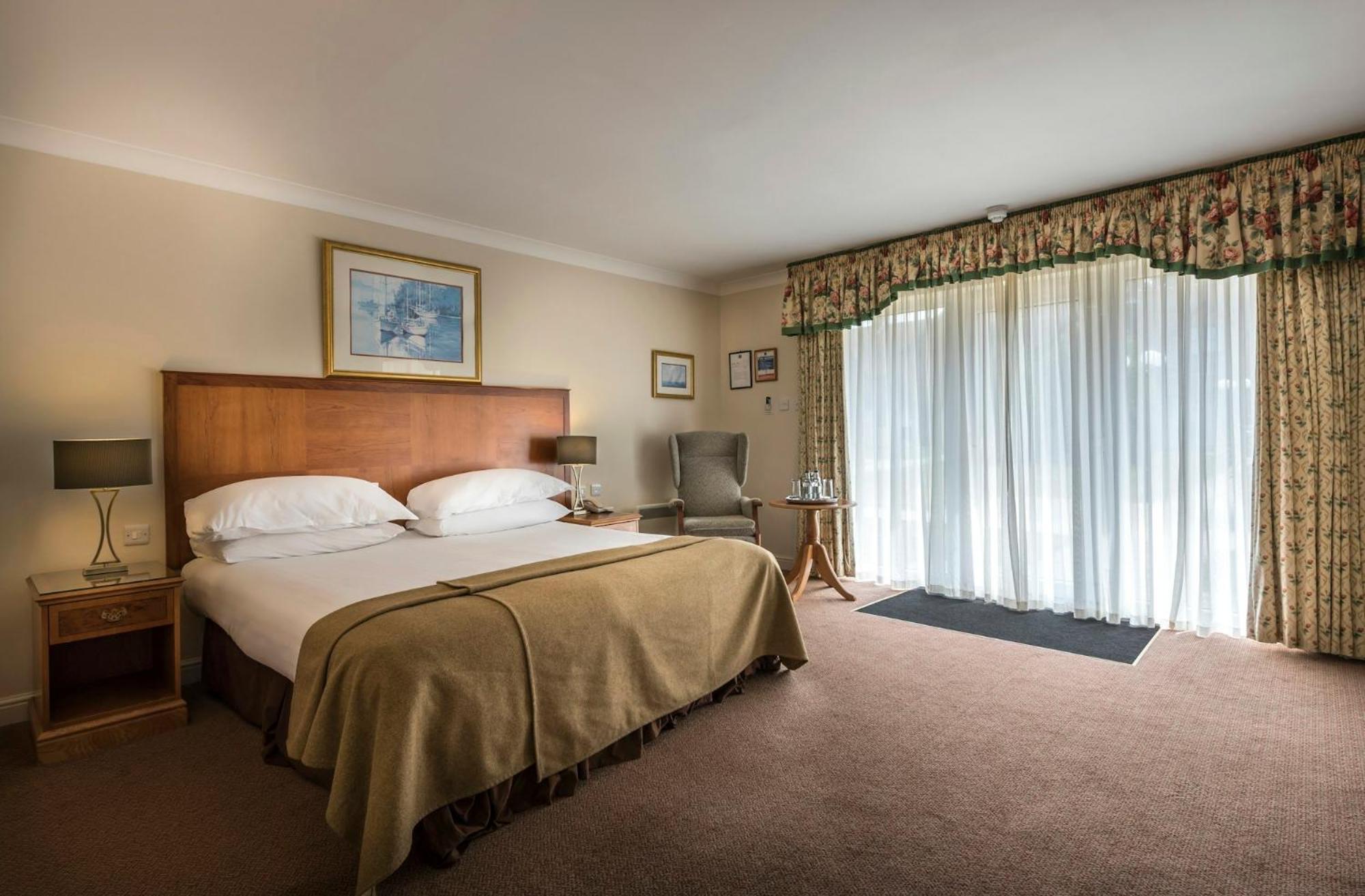 Macdonald Elmers Court Hotel Лимингтън Екстериор снимка